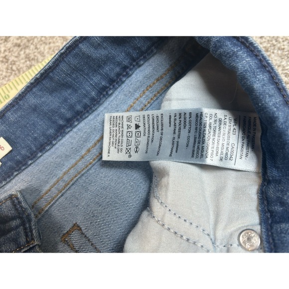 Signature Levi Strauss Medium Wash Cuffed Mid-Rise Capri Jeans Sz 6 - Picture 8 of 11